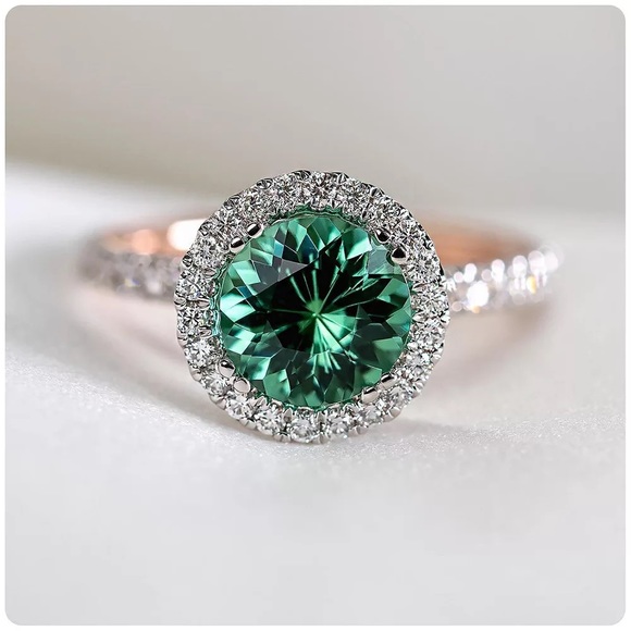 New Women’s Rose Gold Plated Emerald Ring - Picture 2 of 5
